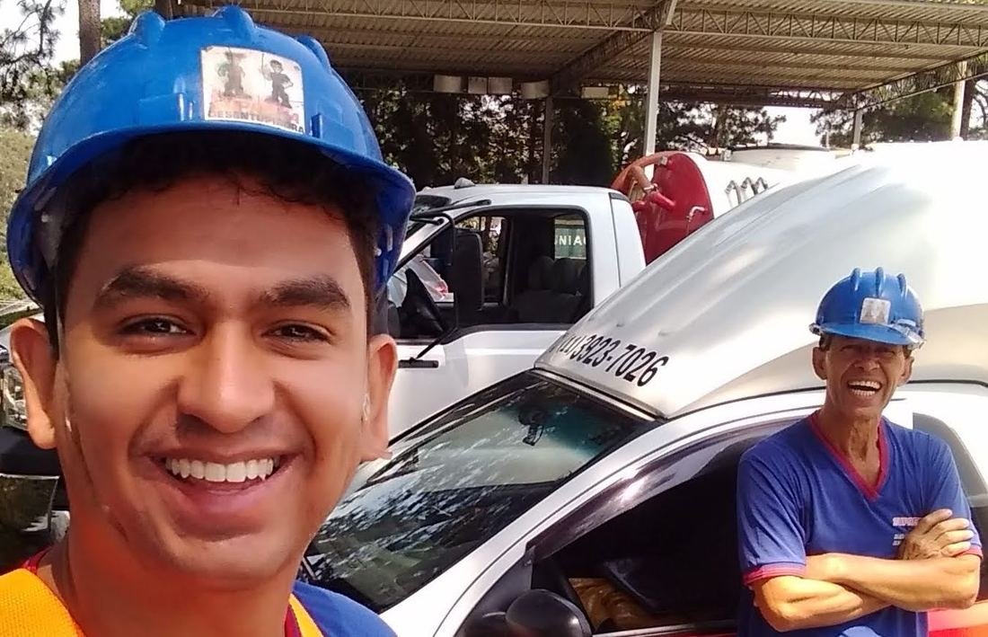 Equipe técnica da Suprema Desentupidora uniformizada com EPI — bairro Interlagos, São Paulo
