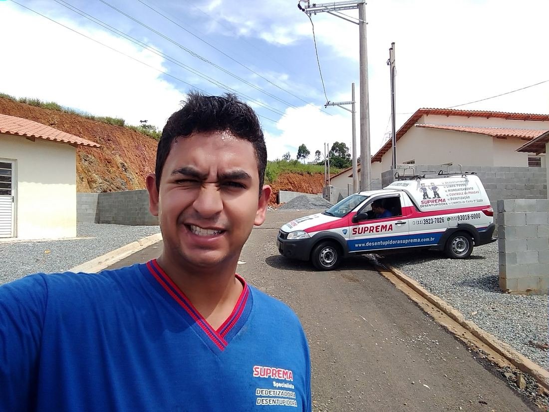 Técnico da Suprema Desentupidora ao lado do veículo de atendimento — bairro Sumarezinho, São Paulo